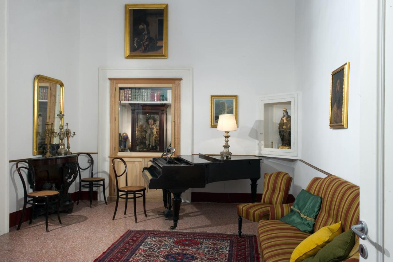 Domus Decumana Apartment Napoli Bagian luar foto